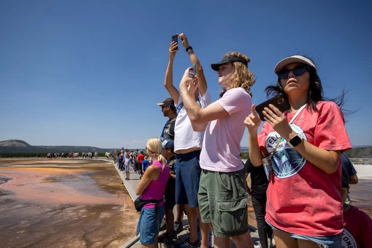 yellowstone crowd