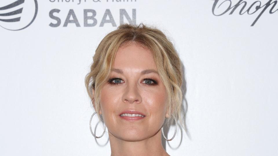 actor jenna elfman wearing a black dress and posing for a photo at a red carpet