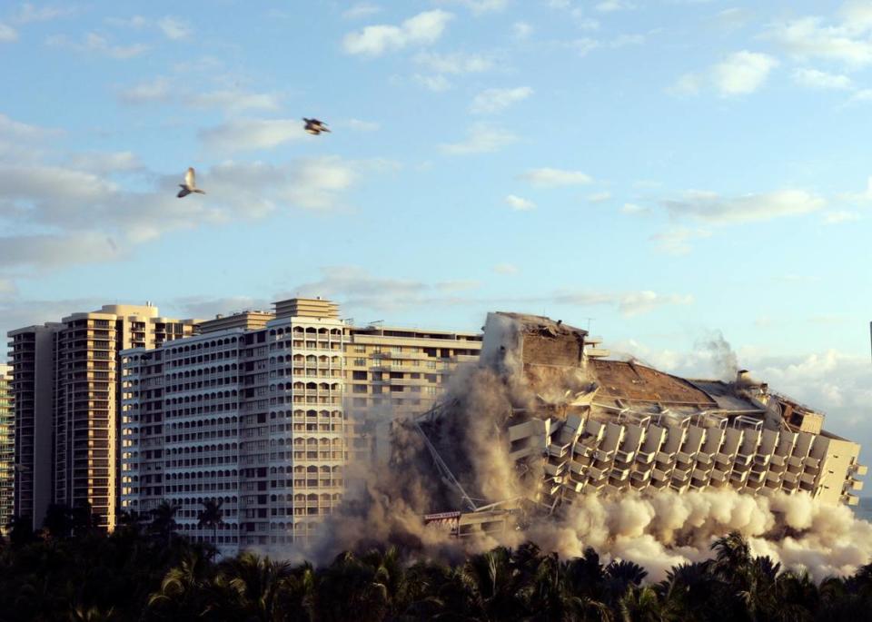 La implosión del hotel Sheraton Bal Harbour, que abrió como el Americana.