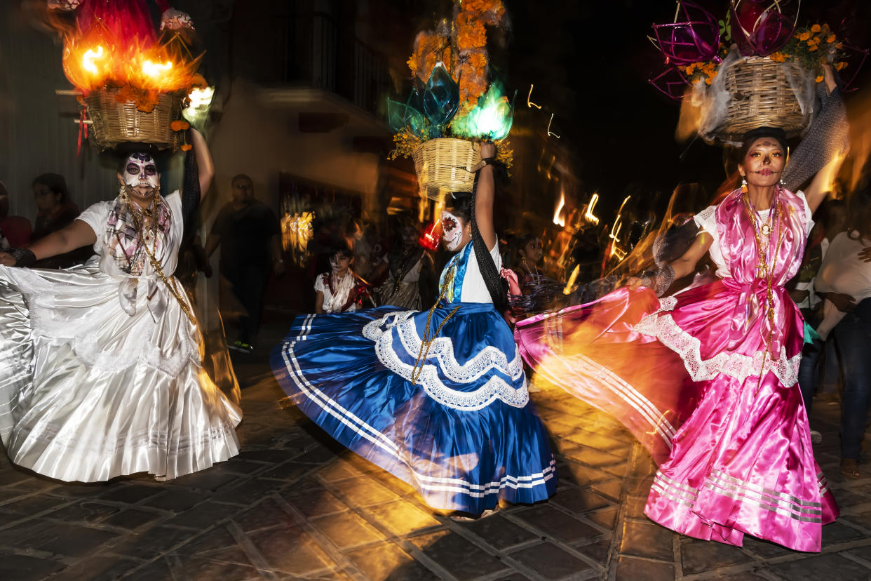 Bailes en las calles de Oaxaca en la celebración del Día de los Muertos. Foto: Getty Images. 