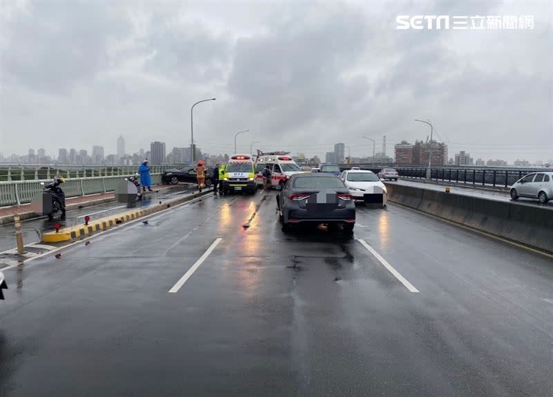 現場一度僅剩內側車道能通行。（圖／翻攝畫面）