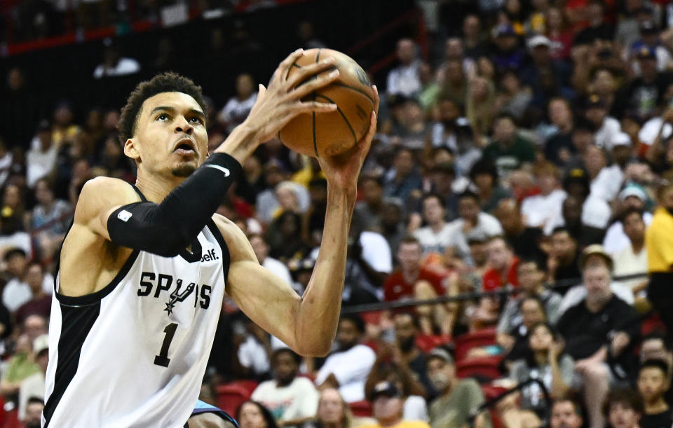 San Antonio Spurs'  Victor Wembanyama bersiap untuk syuting saat pertandingan NBA Summer League antara San Antonio Spurs dan Charlotte Hornets, di Thomas and Mack Center di Las Vegas, Nevada, pada 7 Juli 2023. (Foto oleh Patrick T. Fallon / AFP) (Foto oleh PATRICK T. FALLON/AFP melalui Getty Images)