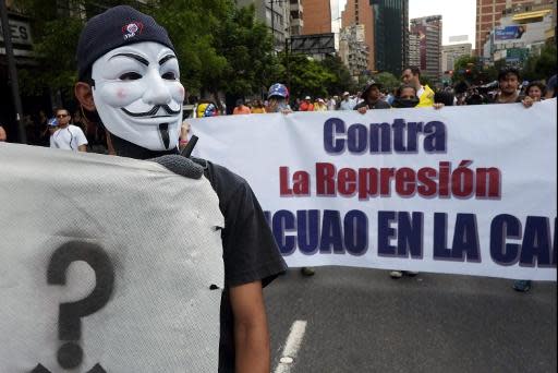 Un hombre cubierto con la máscara del revolucionario británico Guy Fawkes, durante una protesta contra el gobierno de Venezuela en Caracas, el 20 de abril de 2014 (AFP | Juan Barreto)