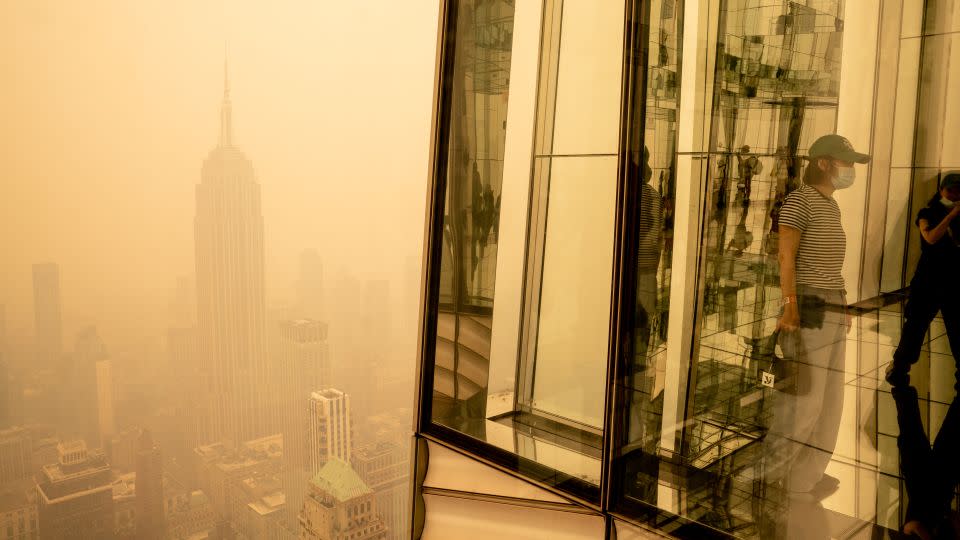 Окутанный дымом Манхэттен, 7 июня 2023 года, когда лесные пожары в Канаде окутали Нью-Йорк токсичным дымом.  - Дэвид Ди Дельгадо/Getty Images