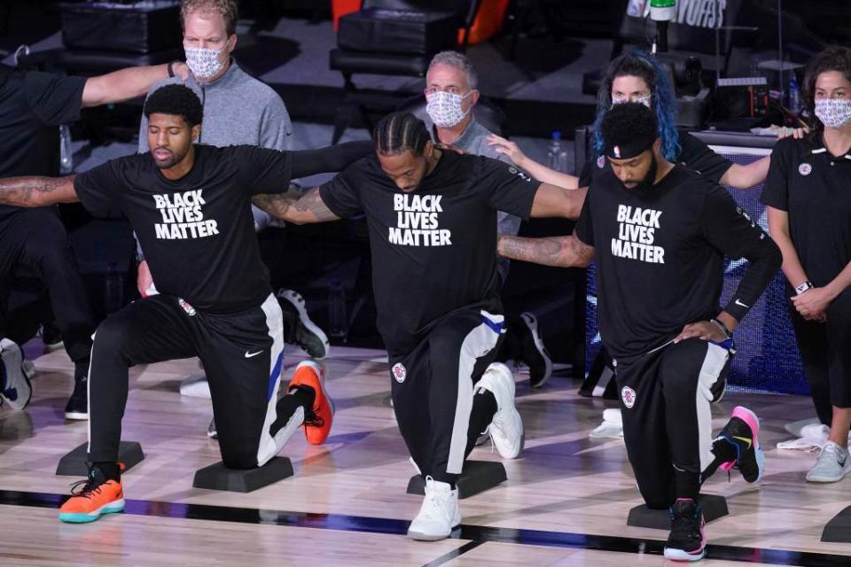 NBA快艇隊球員在賽前國歌演奏時下跪抗議。（美聯社資料照）