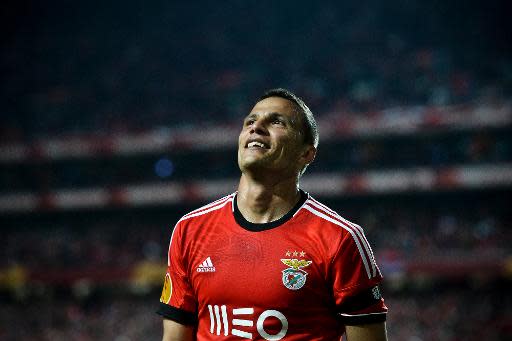 El delantero brasileño Rodrigo Lima, del Benfica, celebra la victoria de su equipo sobre Juventus en el partido de ida de semifinales de la UEFA Europa League jugado en el estadio Luz de Lisboa el 24 de abril de 2014 (AFP | PATRICIA DE MELO MOREIRA)