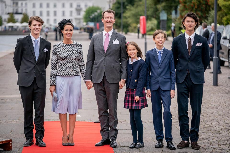 Prins Felix, prinsesse Marie, prins Joachim, prinsesse Athena, prins Henrik og prins Nikolai ankommer til lunsj på kongeyachten Dannebrog, i København 11. september 2022, under 50-årsjubileet for dronning Margrethe II av Danmarks tiltredelse til tronen. .