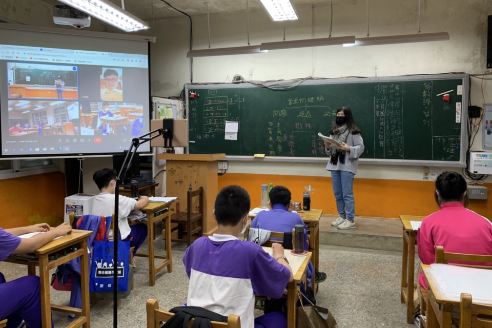 兼顧疫情及學習需求，欽賢國中9年級部分學生在家，部分學生在校，老師運用科技數位載具進行混合教學