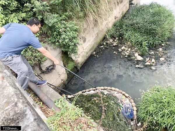 苗栗縣設置河面垃圾攔除索，以維護河川環境清淨。（記者江乾松攝）