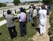 Transeúntes miran a los agentes de la unidad SWAT que rodean el templo sij de Wisconsin, donde al menos un hombre armado irrumpió abrieron fuego el 5 de agosto de 2012, en Oak Creek, Milwakee (norte de Estados Unidos). (AFP/GETTY IMAGES | Darren Hauck)