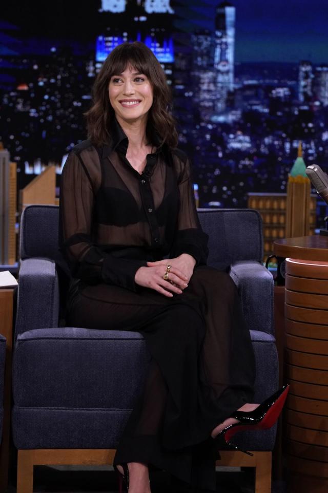 lizzy caplan plays ask me anything