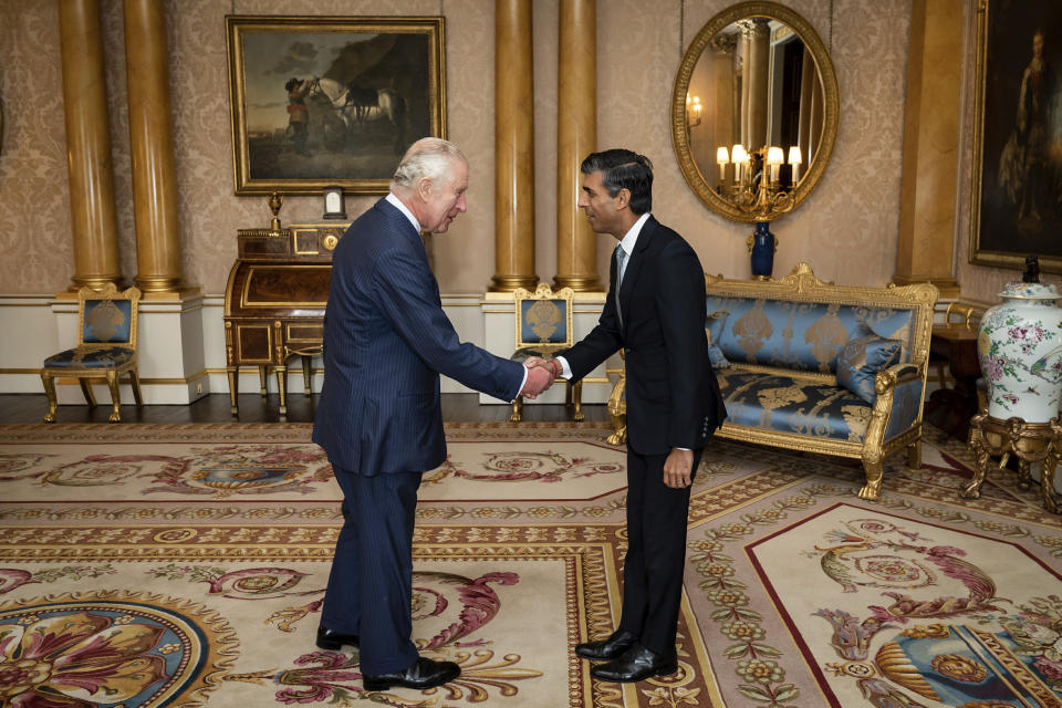 ARCHIVO - El rey Carlos III recibe a Rishi Sunak durante una audiencia en el Palacio de Buckingham, Londres, a donde invitó al recién elegido líder del Partido Conservador, que se convertiría en primer ministro y formaría un nuevo gobierno, el 25 de octubre de 2022. El primer ministro británico, Rishi Sunak, dijo el martes 6 de febrero de 2024 que estaba “conmocionado y triste” por el diagnóstico de cáncer del rey Carlos III, pero expresó su alivio porque la enfermedad se hubiera detectado pronto. (Aaron Chown/Pool foto via AP, archivo)