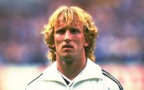 Andi Brehme, langjährige Abwehrsäule der deutschen Nationalmannschaft und WM-Held von 1990, ließ die Haare gerne etwas wachsen, hat sie dafür aber nicht so gerne gekämmt. (Bild: Getty Images/Allsport)