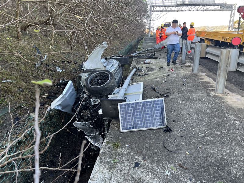 一輛賓士車疑似為了閃躲測速照相，突然往右偏移卻不慎撞上貨車，失控衝破護欄，側翻墜入水溝。(圖／翻攝畫面)