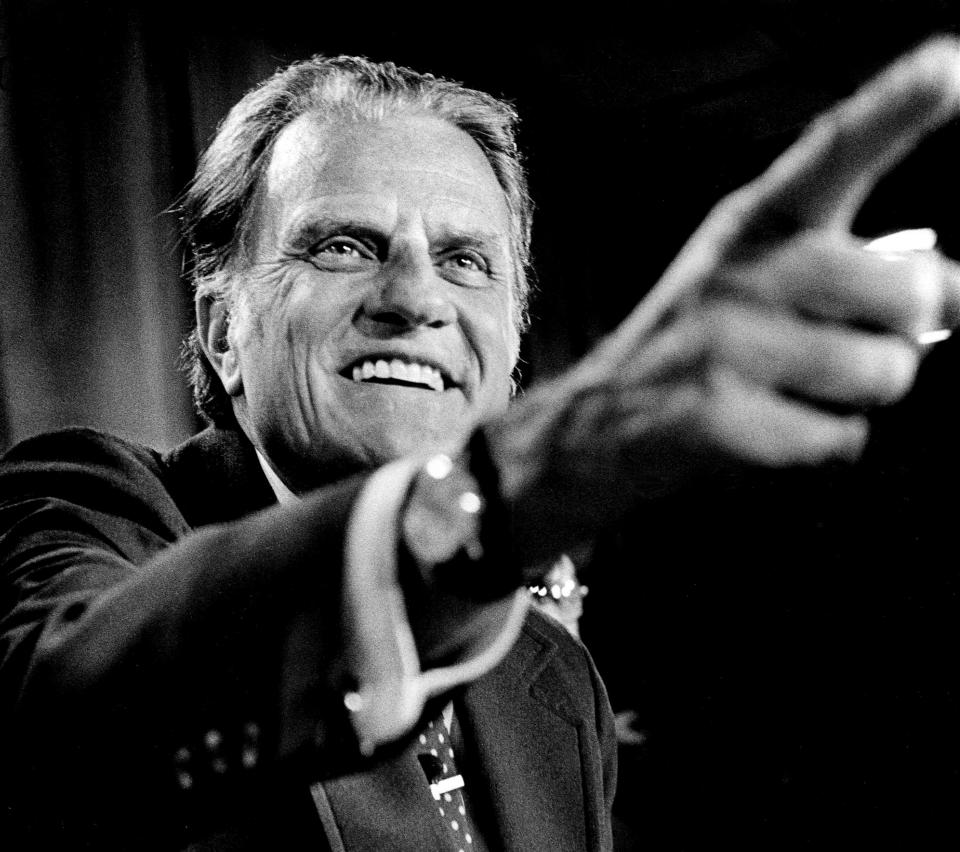 Evangelist Billy Graham points out to a reporter for his question during his media press conference in Nashville June 21, 1979 for his upcoming eight-day Central South Crusade at Vanderbilt's Dudley Field.
