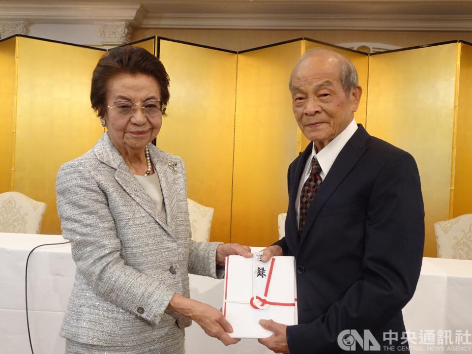 日皇德仁22日舉行即位儀式，台日民間人士組「日本櫻返鄉會」贈德仁的祖父1923年身為皇太子訪台期間種植的植物苗木當賀禮。19日由日本首相安倍晉三母親安倍洋子代表接受。右為前政務委員黃石城。(中央社) 