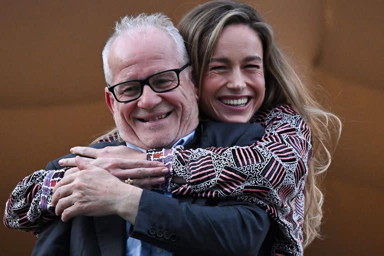 Brie Larson, parte del jurado de la competencia oficial, abraza al presidente del festival, Thierry Frémaux