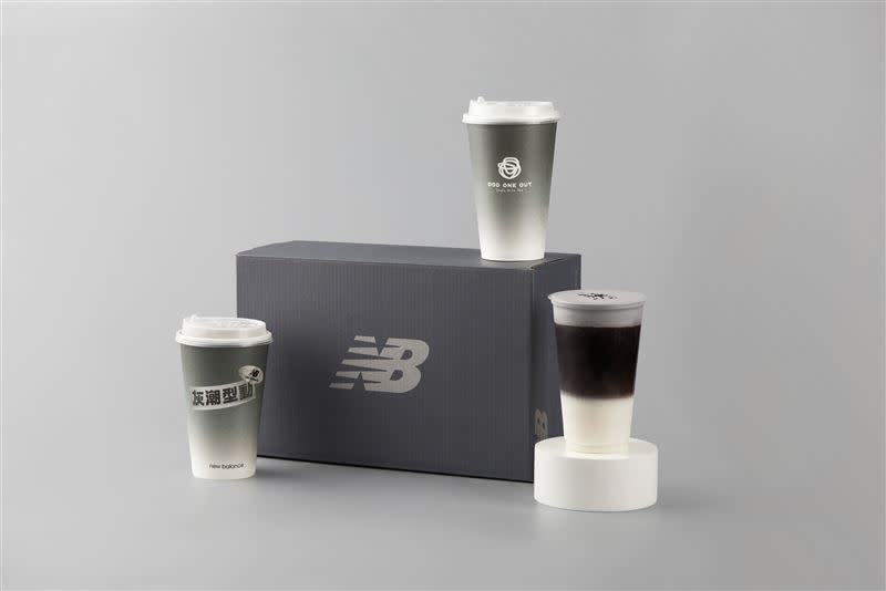 五月限定！New Balance攜手ODD ONE OUT推 Grey Days「元祖灰鮮奶茶」，還有限定灰杯身、活動鞋款抽獎。（圖／品牌業者提供）