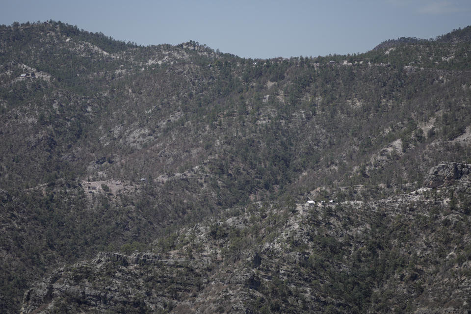 Casas salpican el paisaje montañoso en el área de Areponapuchi, México, el martes 14 de mayo de 2024. (AP Foto/Eduardo Verdugo)