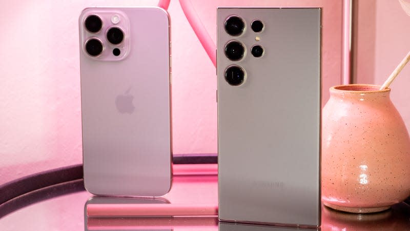 <strong>The iPhone 15 Pro Max is on the left, in titanium, and the Galaxy S24 Ultra is on the right, also in titanium.</strong> - Photo: Florence Ion / Gizmodo