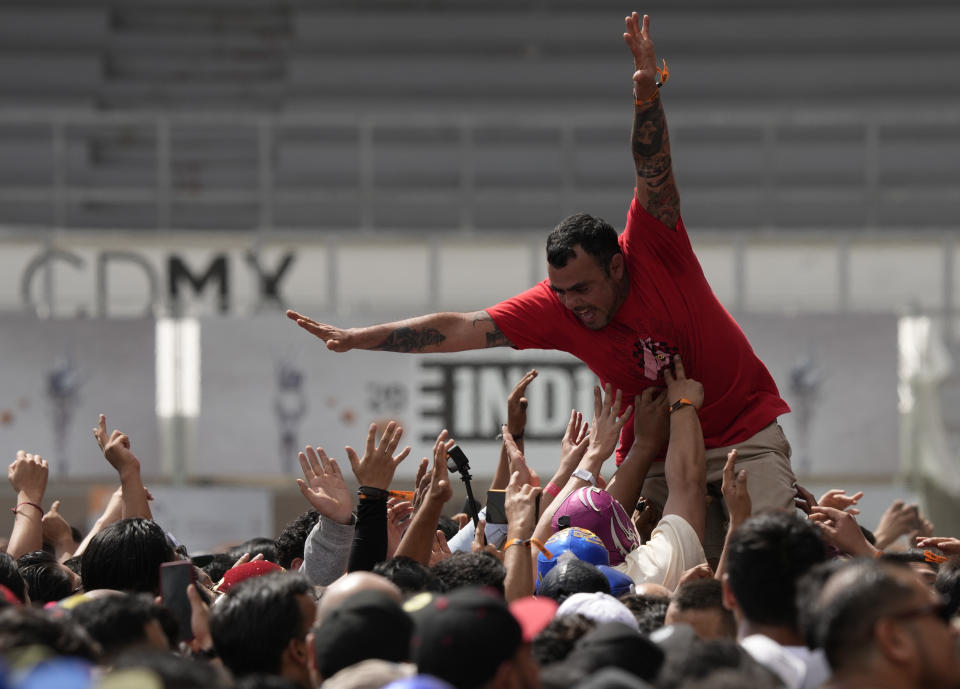 El público en el concierto de Lost Acapulco en el festival Vive Latino en la Ciudad de México el domingo 19 de marzo de 2023. (Foto AP/Fernando Llano)