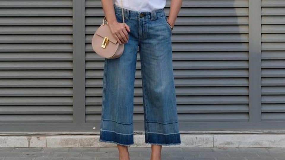 Denim-Culottes sind ein echter Eyecatcher - das restliche Outfit darf also zurückhaltend bleiben