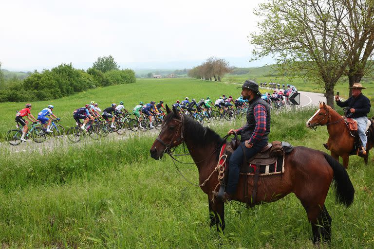 En su camino de Venosa a Lago Laceno, los participantes del Giro se encontraron con público de todo tipo, incluso jinetes que tomaron registros de la carrera.