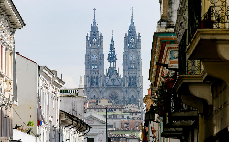 <p>Vista de la Basílica del Voto Nacional, hoy, jueves 16 de noviembre de 2017, en Quito (Ecuador). Quito, ese “edén de maravillas, poblado de mil versos y canciones”, como reza una tradicional canción en honor a la capital ecuatoriana, acuna en su seno un centro colonial vivo y dinámico, que ha sumado un nuevo reconocimiento internacional, esta vez por la conservación de su patrimonio cultural. EFE/José Jácome </p>