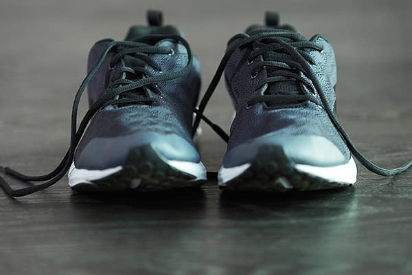 Chico se burla de vendedor de zapatos echándose a correr. Foto: Cecilie_Arcurs / Getty Images.