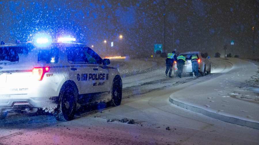 Police helped motorists who got stuck amid the snowfall in Mt. Juliet (Courtesy: Mt. Juliet Police Department)