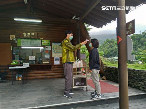  知本國家森林遊樂區入園需量額溫。（圖／臺東林區管理處提供）