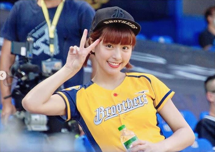 峮峮被日媒譽為「台灣第一啦啦隊美少女」。（圖／翻攝自峮峮IG、粉專）