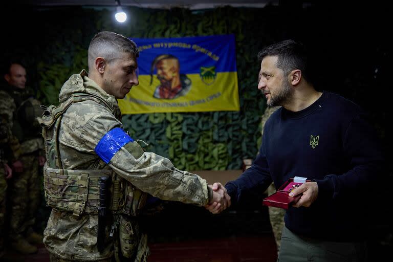 El presidente de Ucrania, Volodimir Zelensky, condecorando a un soldado de la 92ª brigada de asalto separada que lleva el nombre de Ivan Sirko, durante su visita a Kharkiv. El presidente ucraniano declaró el 16 de mayo de 2024 que la situación militar en la región nororiental de Kharkiv era «extremadamente difícil», pero seguía «bajo control», tras una reunión con sus jefes militares cerca de la línea del frente.