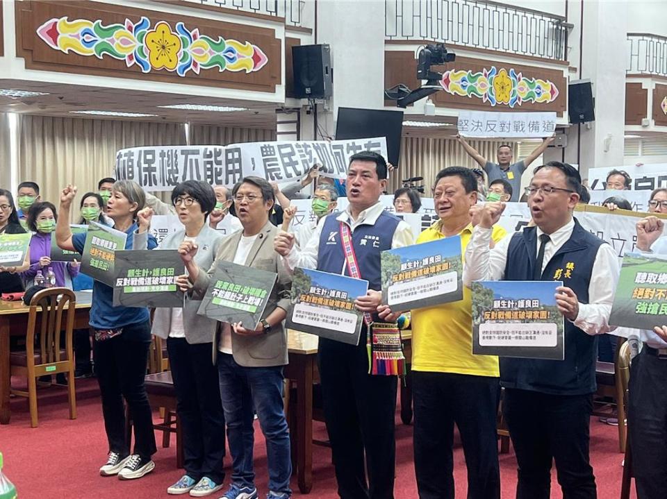 不滿國防部關山戰備跑道選址，台東縣長饒慶鈴（左二）、立委黃建賓（左二）、立委黃仁（右三）、議員陳宏宗（右二）、關山鎮長彭成豐（右一）9日在立法院陳情。（讀者提供／蔡旻妤台東傳真）