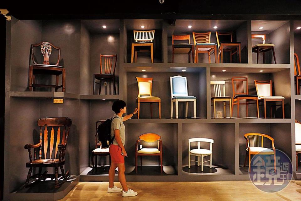 20190701館內有一面擺滿各種設計椅的展示牆。food002