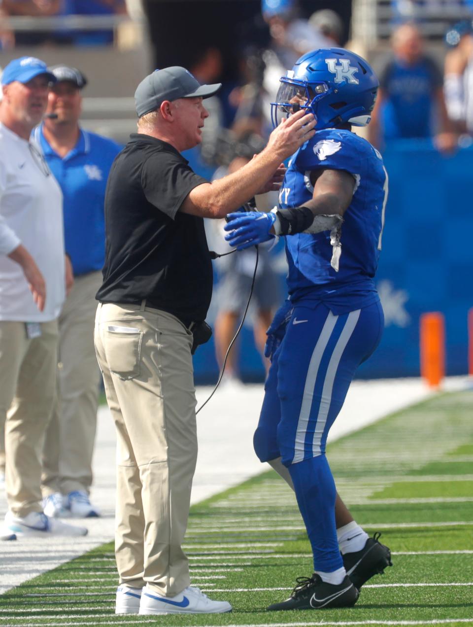 Kentucky coach Mark Stoops congratulates running back Ray Davis, who ran for 280 yards in a 33-14 win against Florida on Saturday.