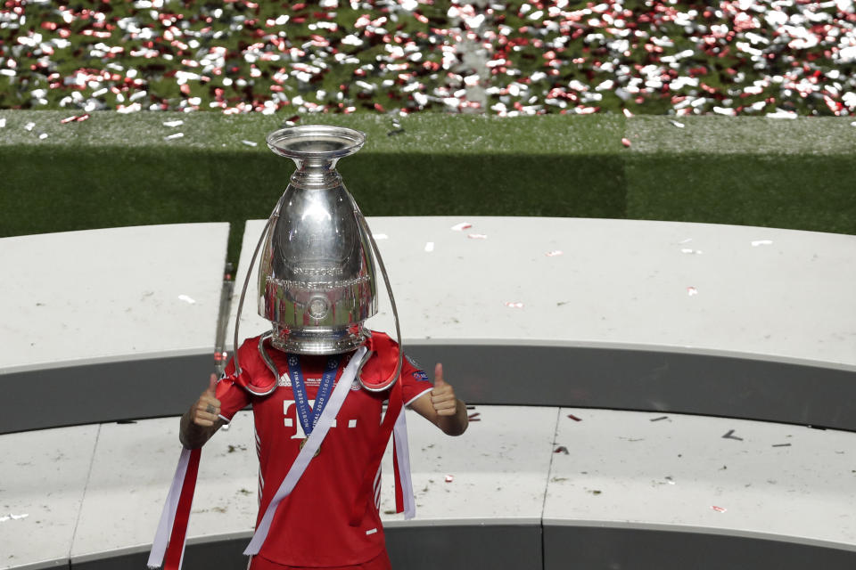 El francés Lucas Hernández, del Bayern Múnich,, se coloca el trofeo en la cabeza tras ganar la final de la Liga de Campeones ante el París Saint-Germain, el domingo 23 de agosto de 2020 en Lisboa (AP Photo/Manu Fernández, Pool)