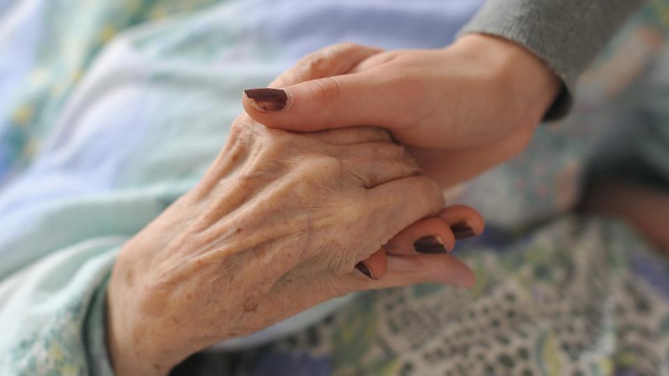 Das Gehalt in Pflegeberufen liegt klar unter dem mittleren Einkommen aller Beschäftigten in Deutschland. Foto: Patrick Pleul