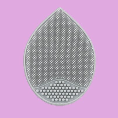 A silicone facial brush for irritation-free exfoliation