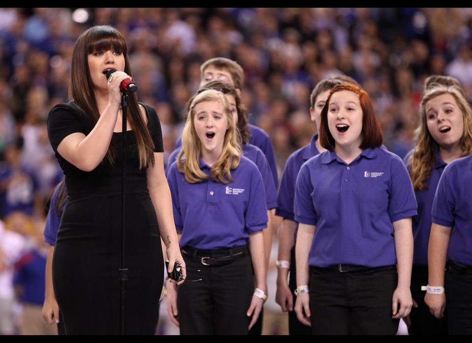 Otra imagen de Kelly Clarkson cantando el himno nacional antes del inicio del Super Bowl XLVI el 5 de febrero de 2012 en Indianapolis, Indiana. (Photo by Ezra Shaw/Getty Images)