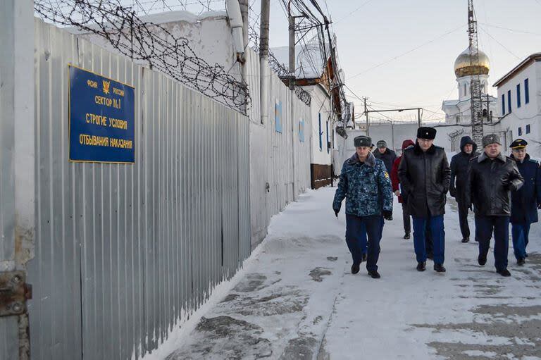 En esta foto publicada por el defensor de los Derechos Humanos del Distrito Autónomo de Yamalo-Nenets el viernes 15 de diciembre de 2023, un grupo de oficiales camina dentro de una colonia penitenciaria en la ciudad de Kharp, en la región de Yamalo-Nenetsk, a unos 1900 kilómetros al noreste de Moscú.