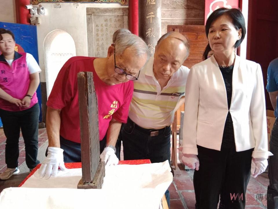 台南藝術大學博物館學與古物維護研究所副教授吳盈君表示，原本香位牌已腐蝕變軟，非常脆弱，稍一碰觸便會脫落，因此以各種特殊加固劑進行加固、再灌入填充劑，目前已硬化沒有脫落之虞，但還是要小心拿取為保持原狀，並未修補破損部位，藉此顯示其年代感與真實面貌，訴說當時民變的歷史事件。義民香位牌相當精緻，表面有朱砂、金漆塗料，還有少數貝殼鑲嵌其中，但因年代久遠顏色大多已褪去。