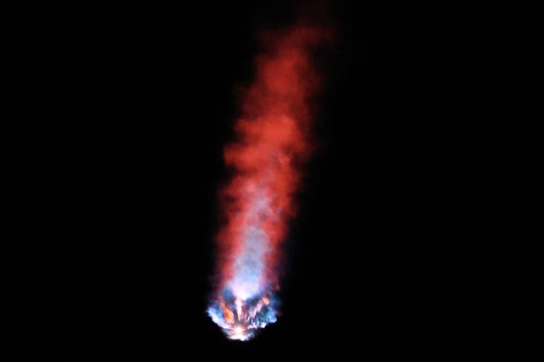 El cohete SpaceX Falcon 9 con la cápsula espacial Crew Dragon despega desde la plataforma 39A en el Centro Espacial Kennedy en Cabo Cañaveral, Florida