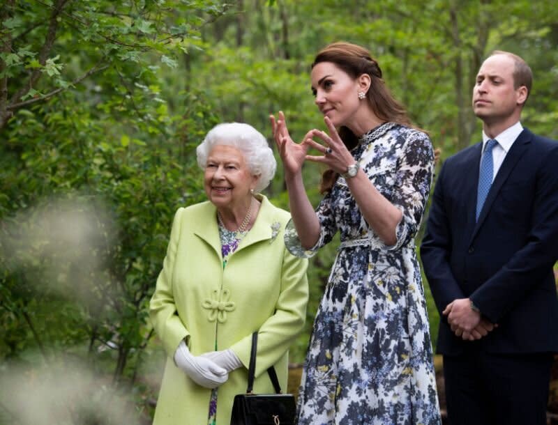  Kate führt die Queen im „Zurück zur Natur“-Garten bei der Chelsea Flower Show herum, den sie mitgestaltet hat. [Foto: PA] 