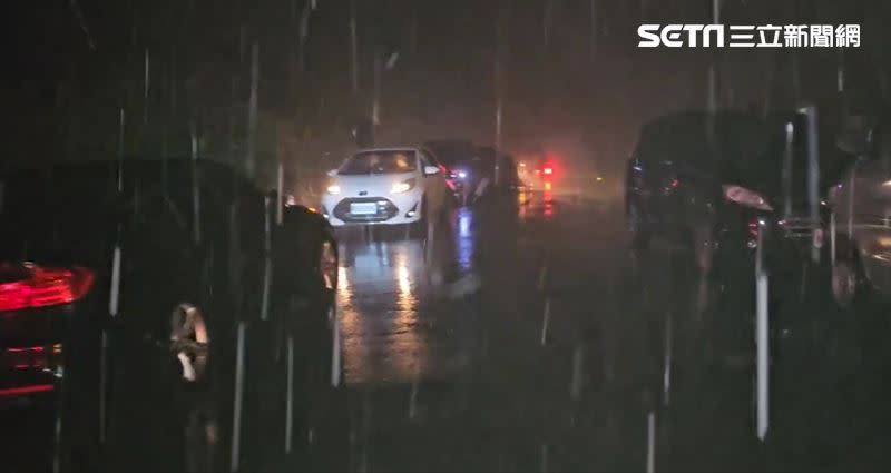 氣溫降低寒流來襲，不少車輛深夜上山想要賞雪，陽明山深夜湧現車潮。（圖／翻攝畫面）