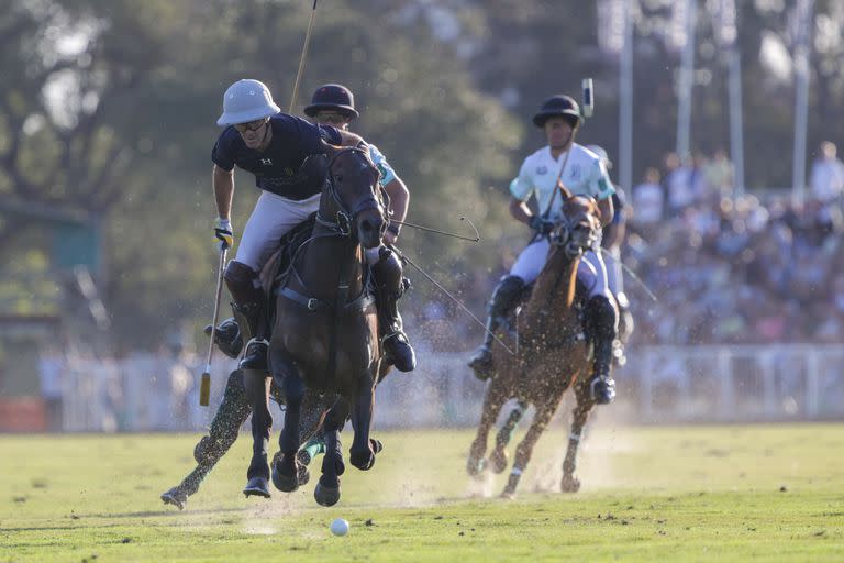 Juan Martín Nero va a fondo por la 1 de Hurlingham, una de las canchas más viejas del país, la principal del club decano del polo argentino.