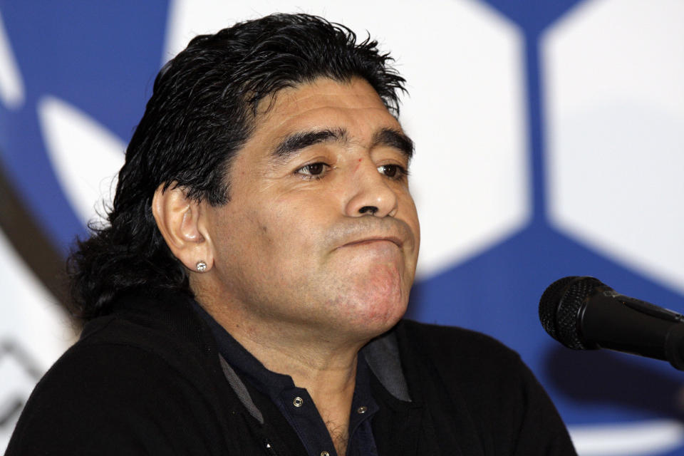 ARCHIVO - El entonces técnico de Argentina Diego Maradona en una conferencia de prensa en Caracas, Venezuela, el martes 27 de enero de 2009. (AP Foto/Carlos Hernández)