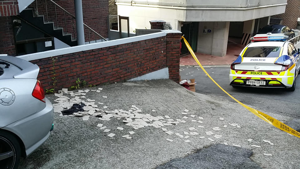 Cette photo prise le 9 juin 2024 et fournie par le ministère sud-coréen de la Défense montre des objets non identifiés soupçonnés d’être des déchets nord-coréens, provenant de ballons qui ont traversé la frontière intercoréenne, dans une rue de Séoul.