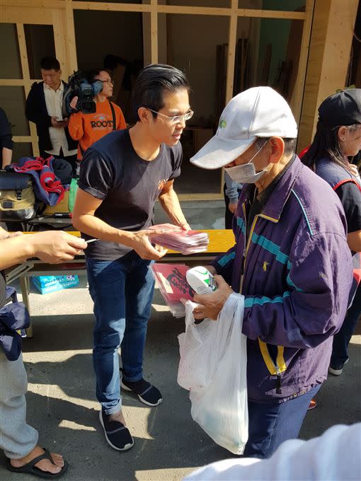 「公民割草行動」發言人李醫師，批韓國瑜綁架了滷肉飯、礦泉水。（圖／記者程永銘攝）