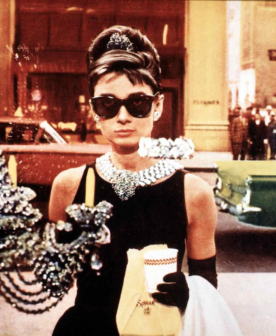 <p>Audrey Hepburn sitzt im Restaurant und raucht. Auch wenn man ‘Frühstück bei Tiffany’ nicht gesehen hat, kennt man dieses Bild. Wer diesen Film noch nicht gesehen hat: Unbedingt nachholen und Taschentücher bereitlegen. (Foto: ddp) </p>